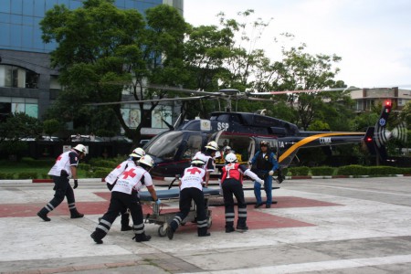 Llegan los paramédicos de la Cruz Roja